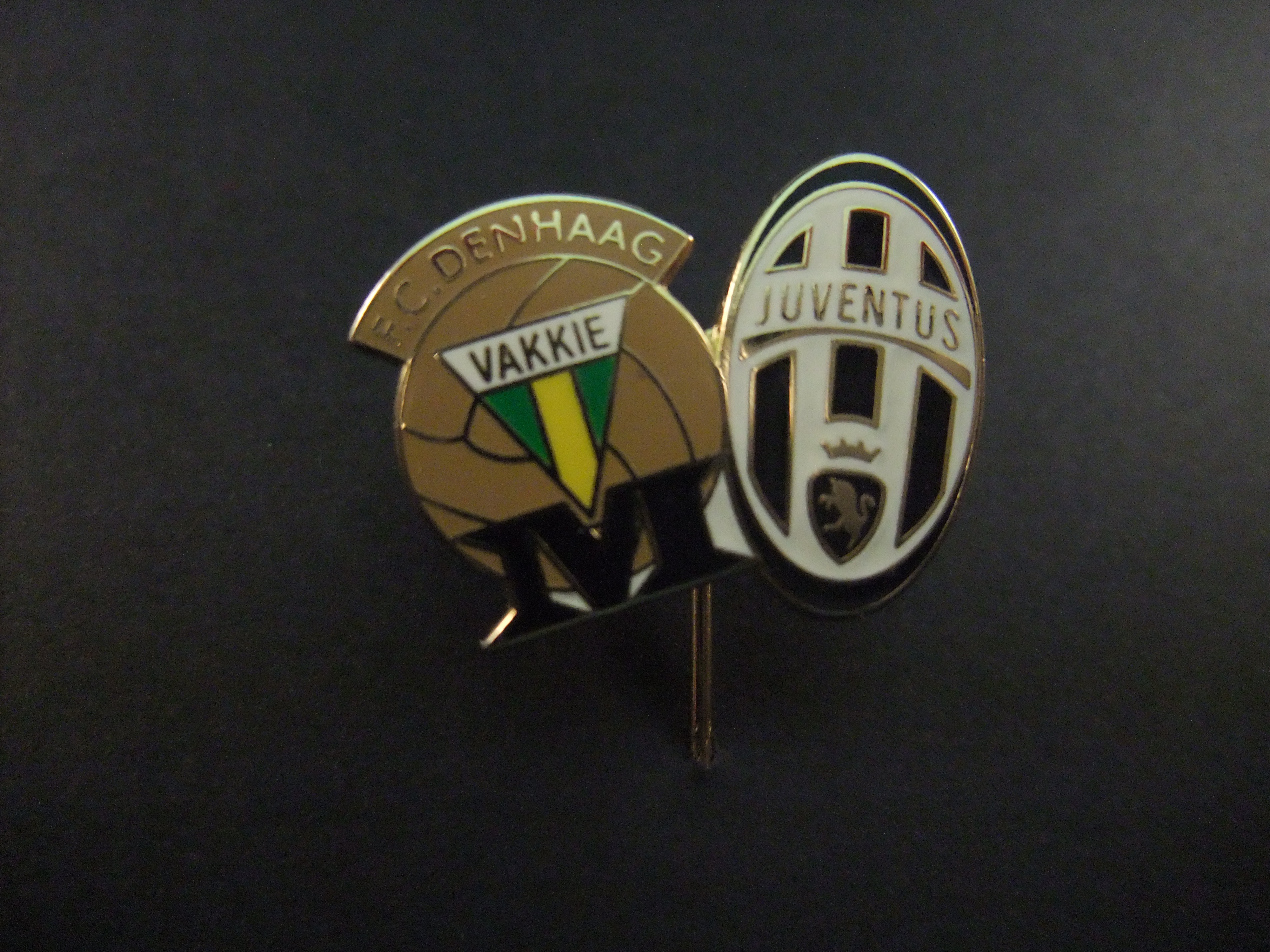 FC Den Haag Vakkie M - Juventus voetbalclub Turijn Italië emaille speld